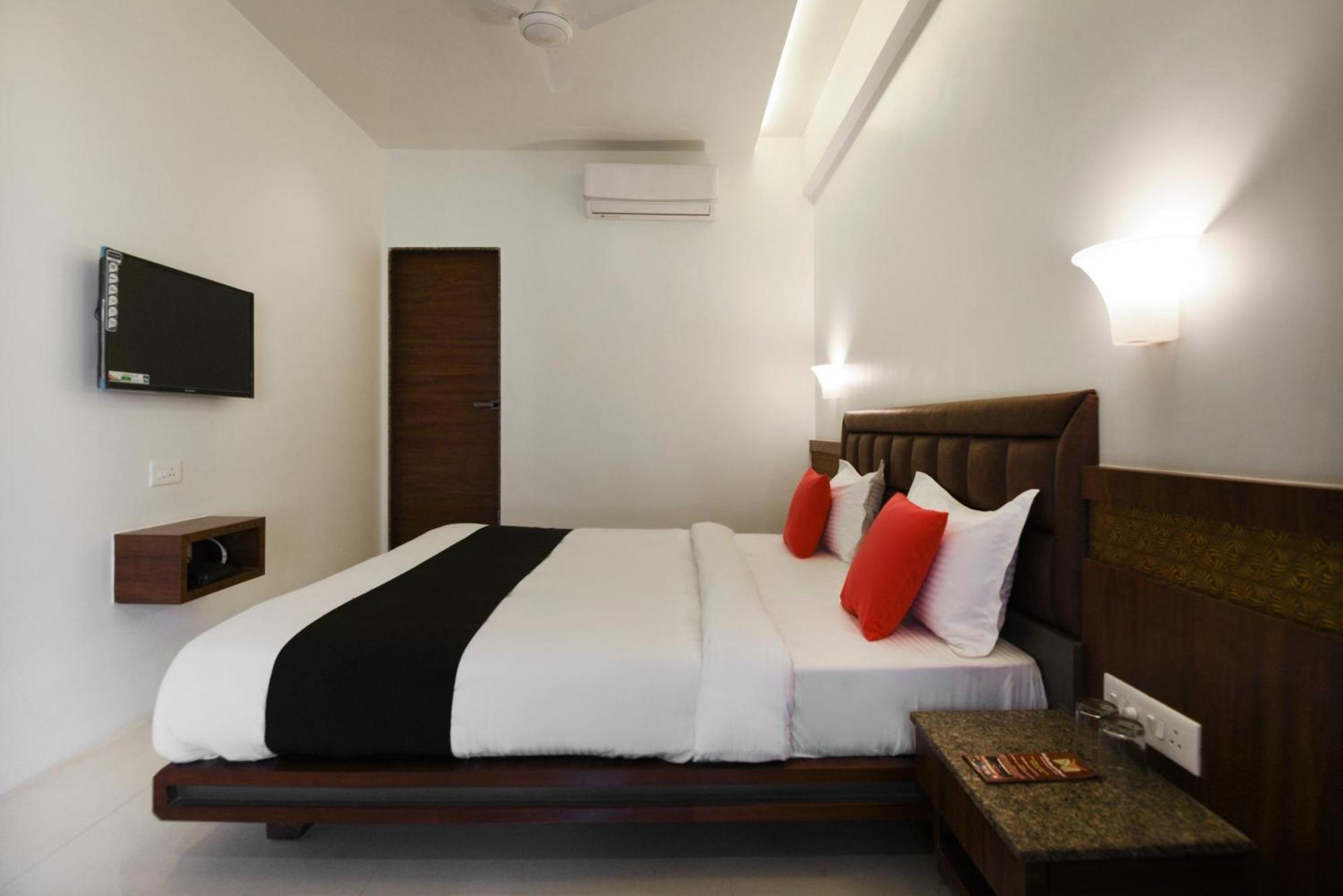 Oyo Flagship Hotel Shreeyash Executive Mangvadi Экстерьер фото