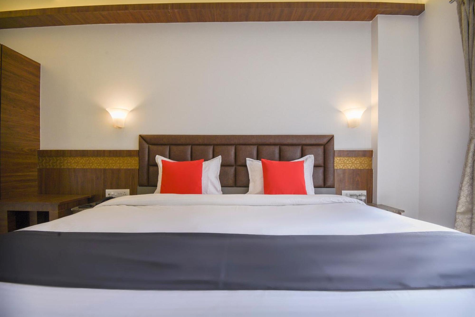 Oyo Flagship Hotel Shreeyash Executive Mangvadi Экстерьер фото