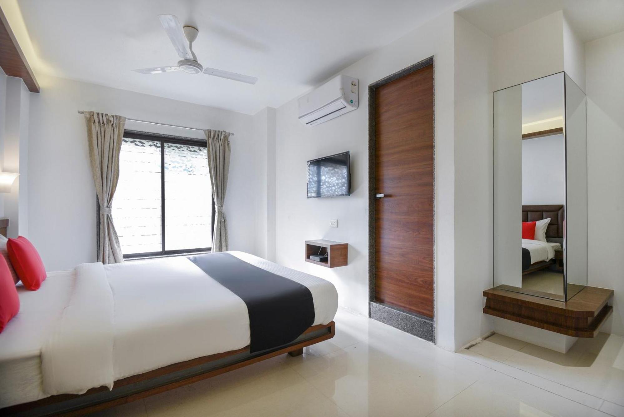 Oyo Flagship Hotel Shreeyash Executive Mangvadi Экстерьер фото