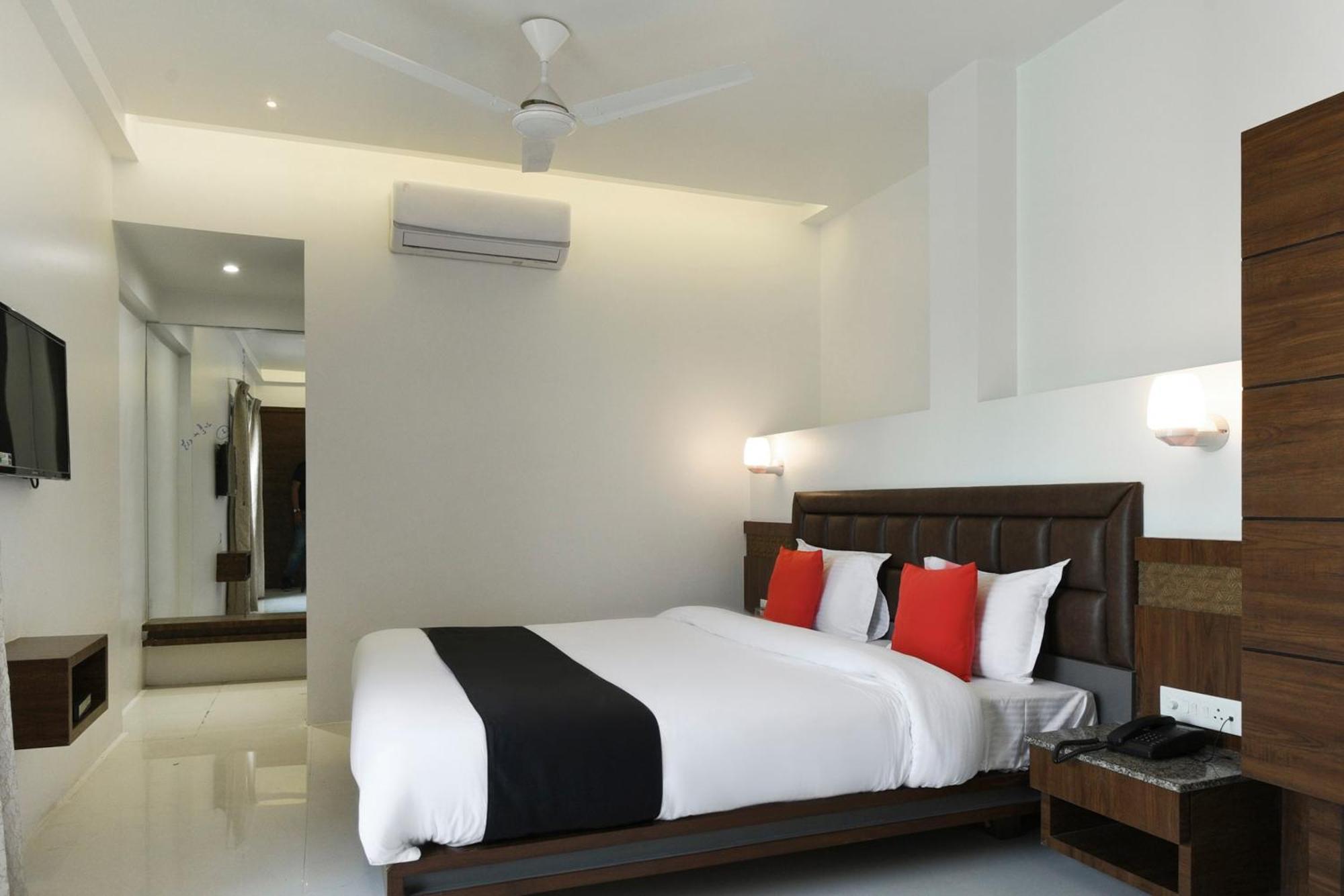 Oyo Flagship Hotel Shreeyash Executive Mangvadi Экстерьер фото