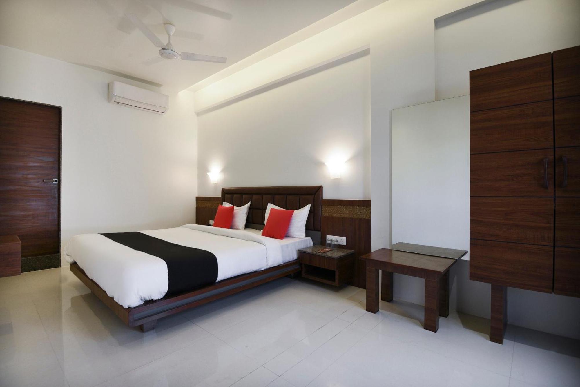 Oyo Flagship Hotel Shreeyash Executive Mangvadi Экстерьер фото