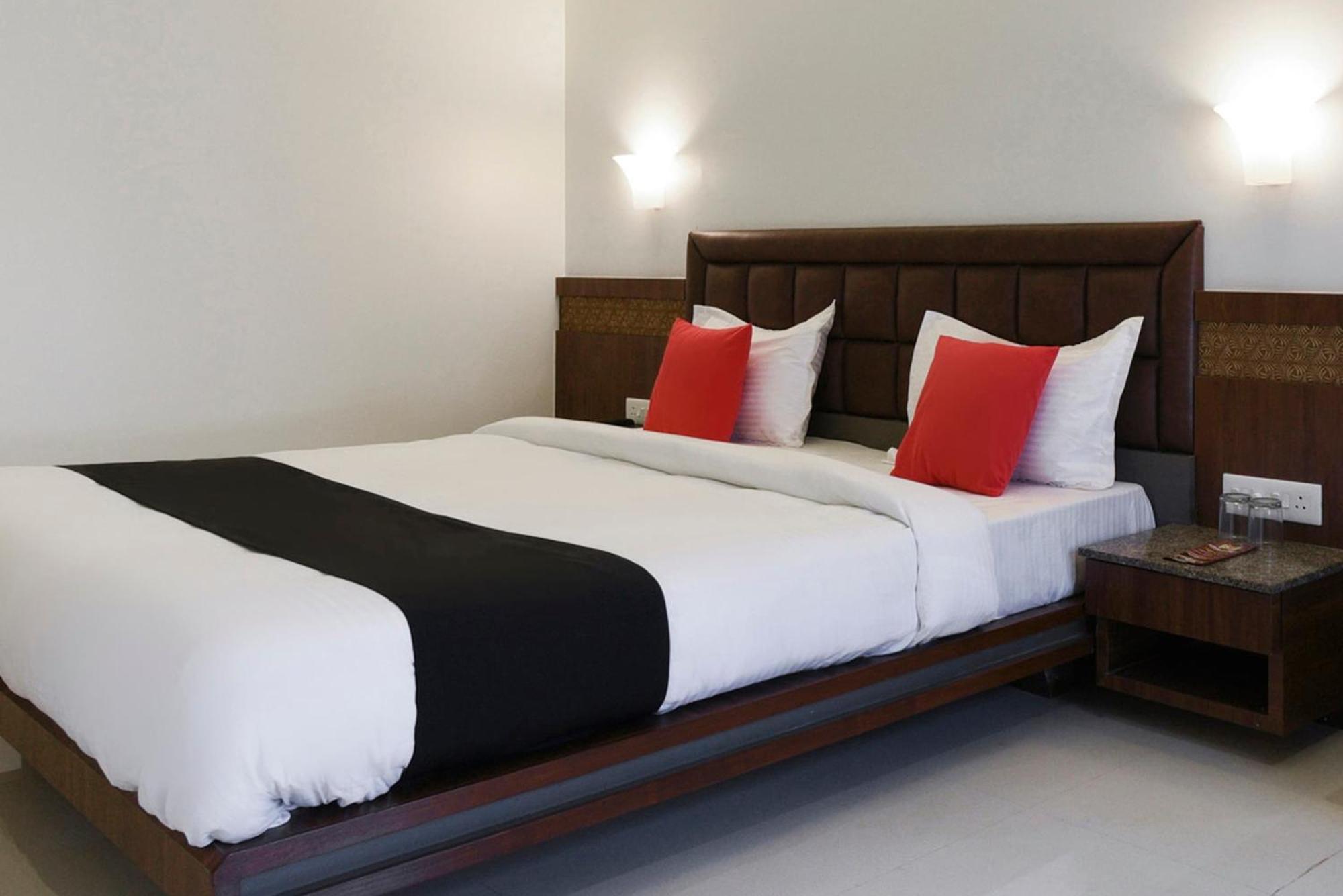 Oyo Flagship Hotel Shreeyash Executive Mangvadi Экстерьер фото
