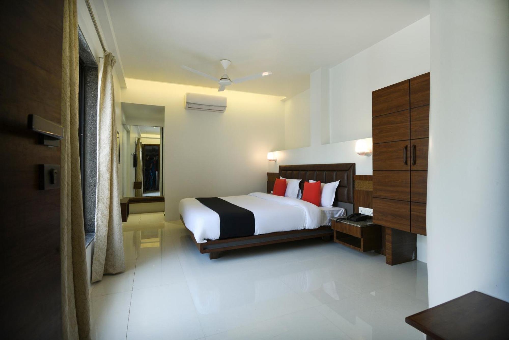 Oyo Flagship Hotel Shreeyash Executive Mangvadi Экстерьер фото
