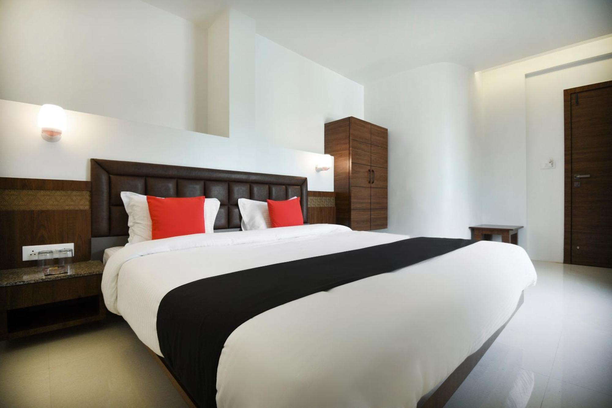Oyo Flagship Hotel Shreeyash Executive Mangvadi Экстерьер фото