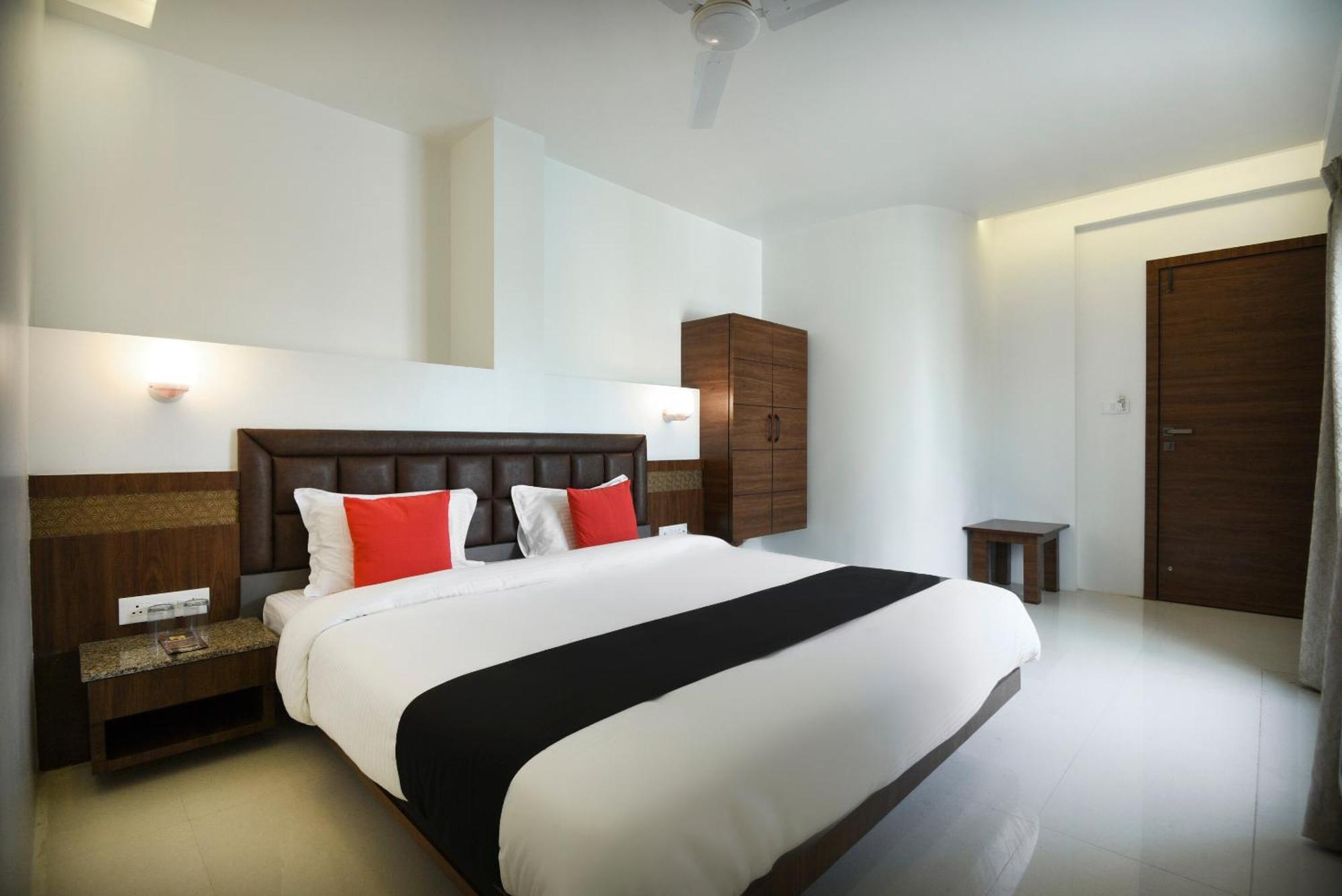 Oyo Flagship Hotel Shreeyash Executive Mangvadi Экстерьер фото