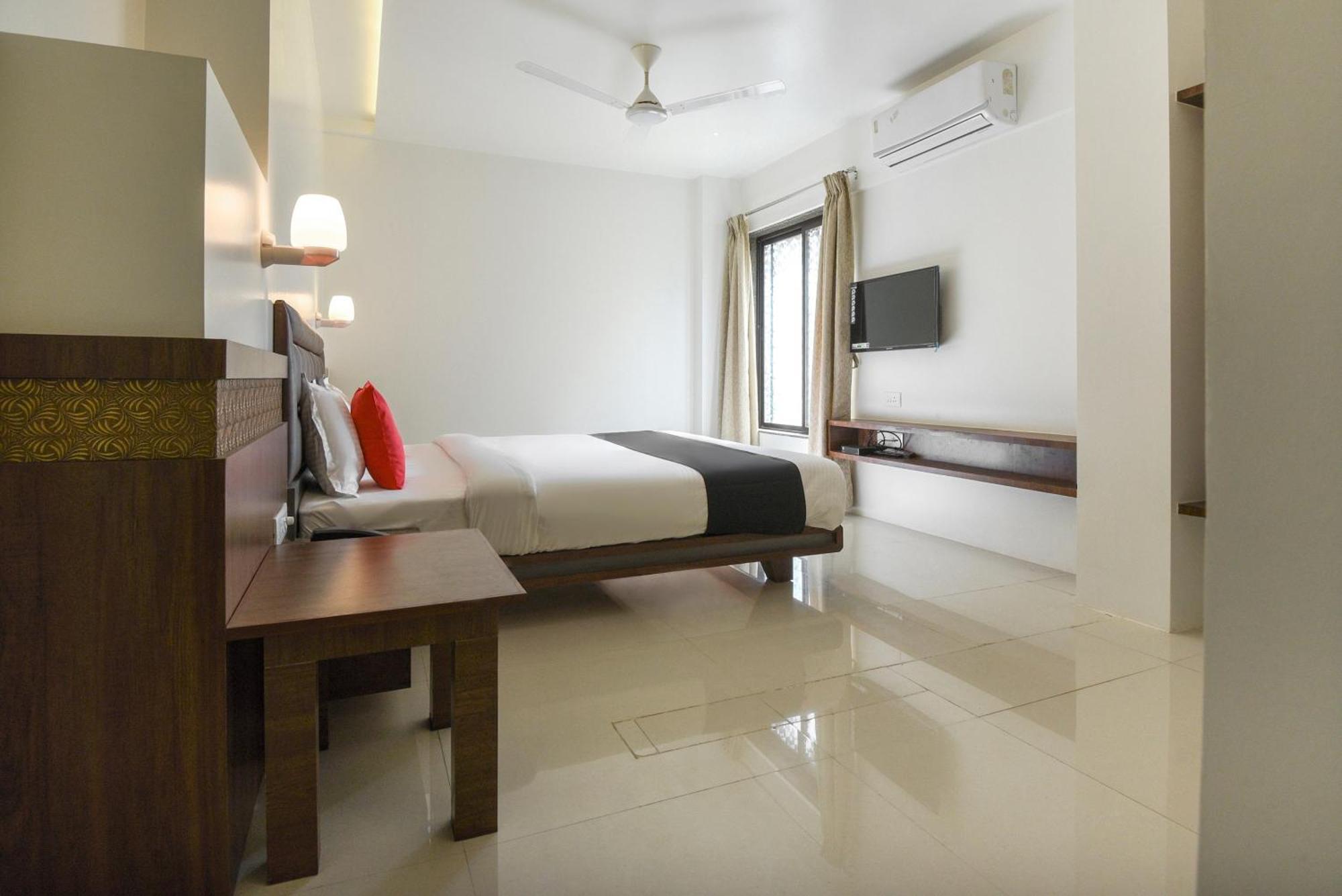 Oyo Flagship Hotel Shreeyash Executive Mangvadi Экстерьер фото